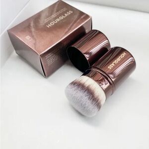 Hourglass retractable Kabuki Brush. Travel friendly